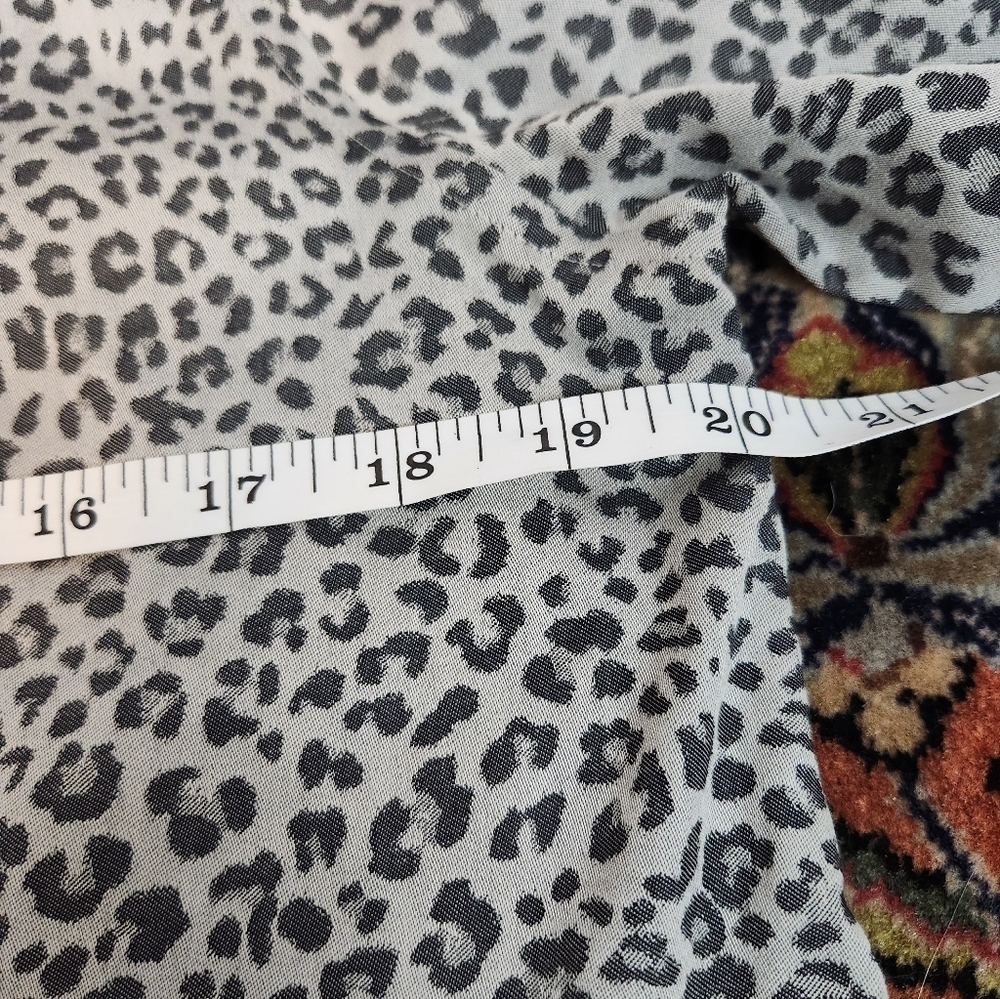 Chico's No-Iron Coolmax All Season Snow Leopard Print Button Down Shirt 0 4/6 - Picture 6 of 9